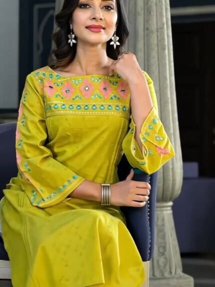 Women Floral Thread Embroidered Yoke Design Straight Kurta